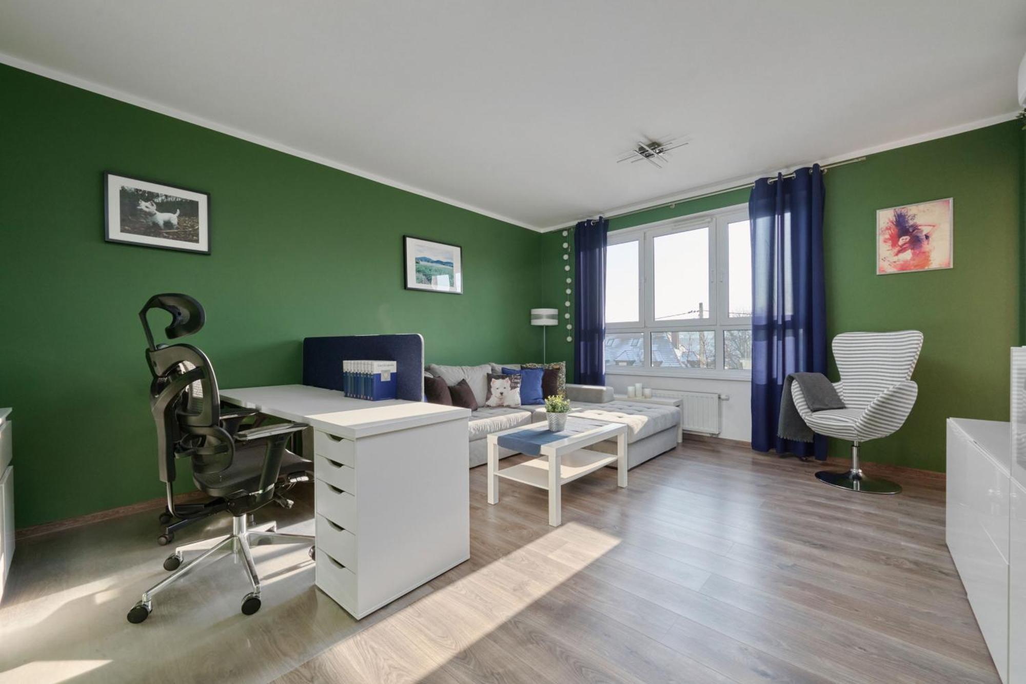 Lively In With Balcony And Desk By Renters