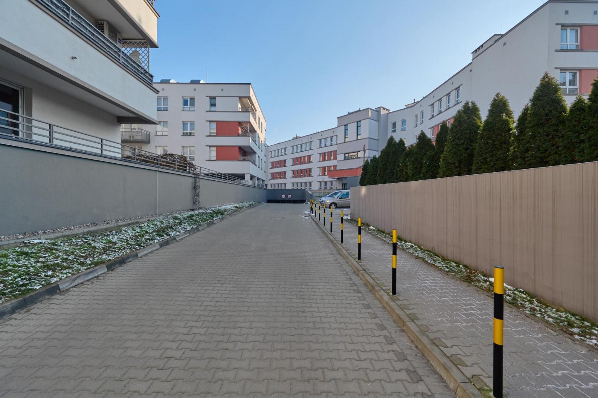Lively In With Balcony And Desk By Renters