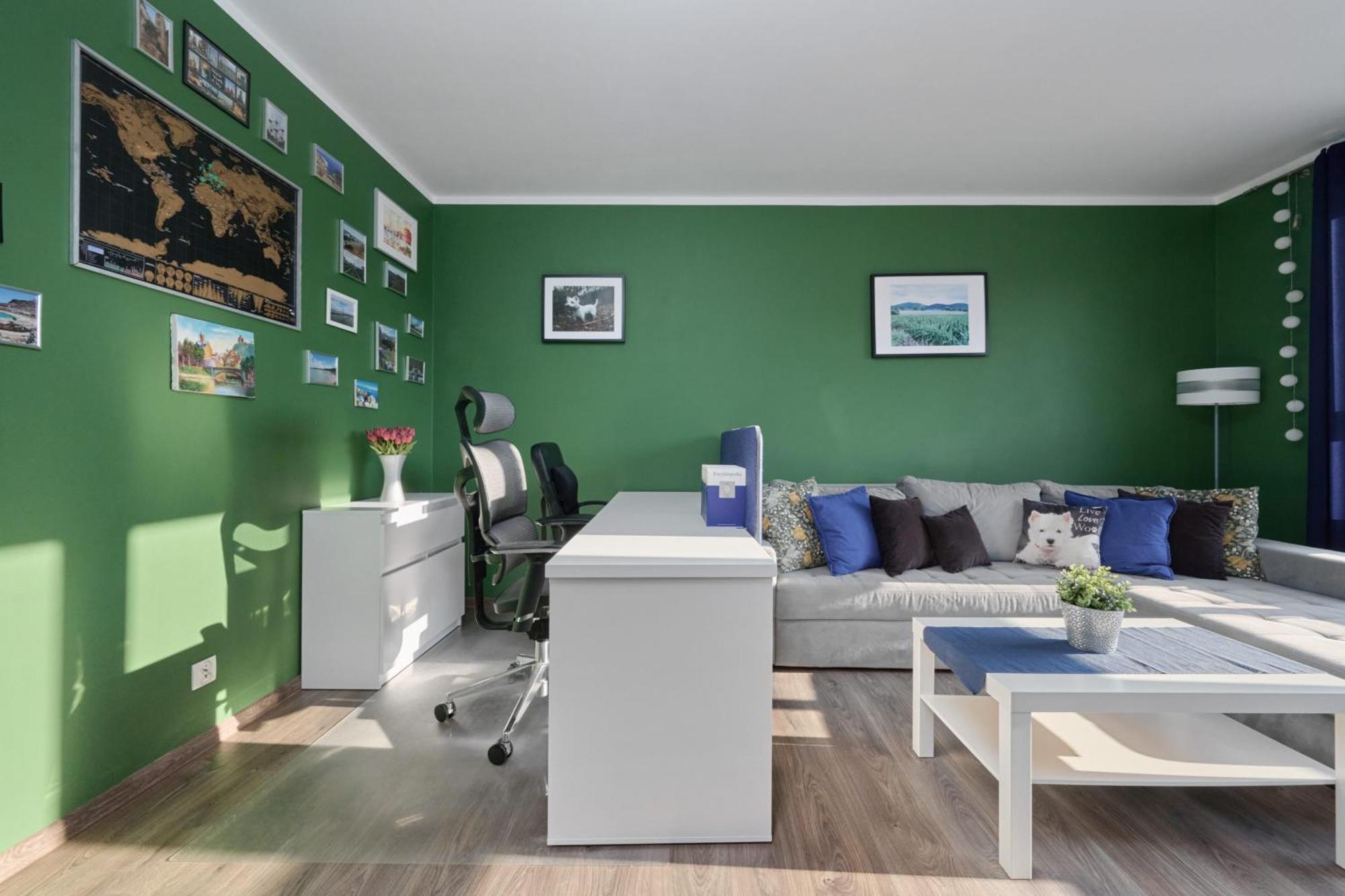 Lively In With Balcony And Desk By Renters