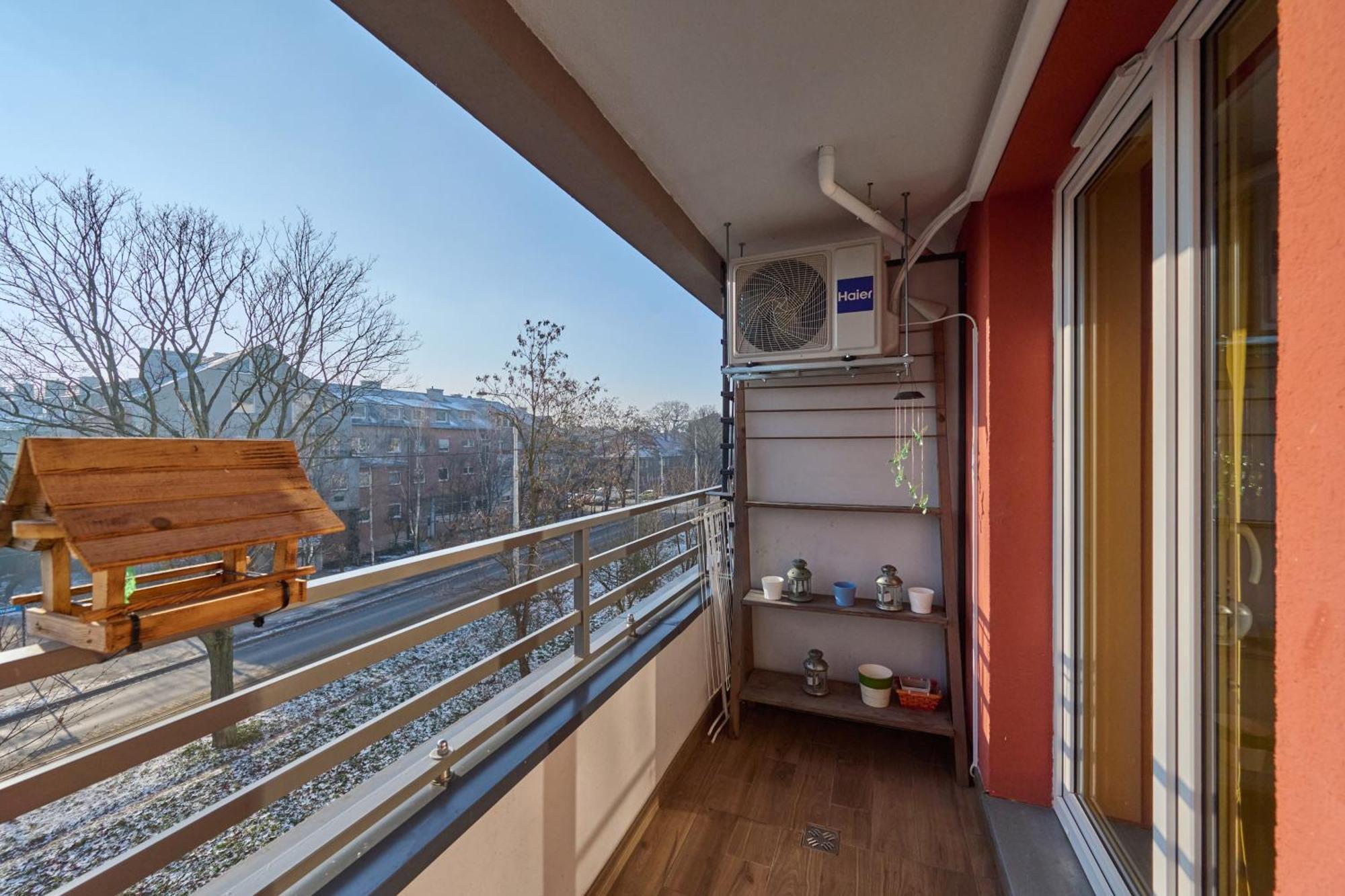 Lively In With Balcony And Desk By Renters Apartament Wrocław