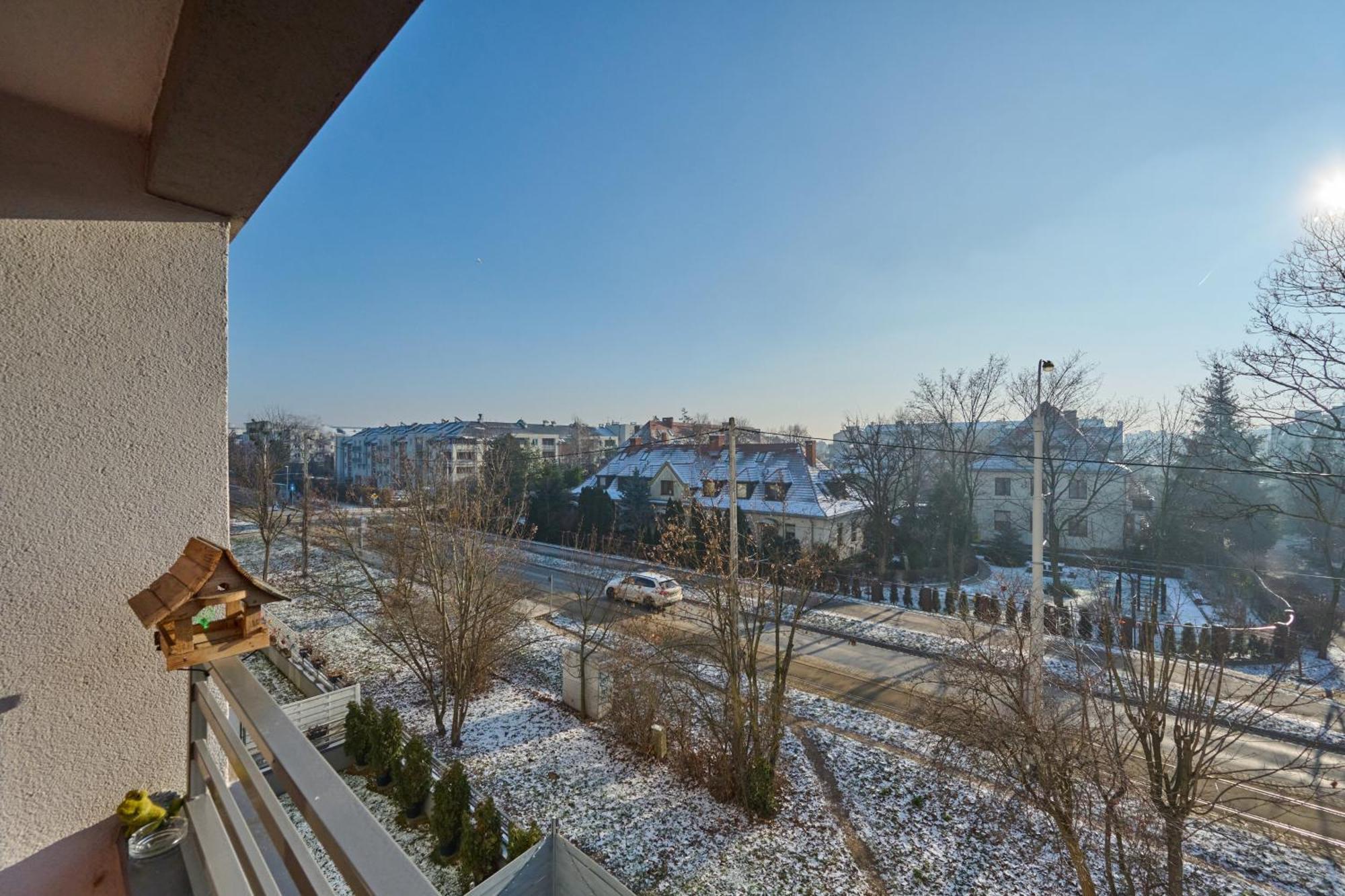 Apartament Lively In With Balcony And Desk By Renters