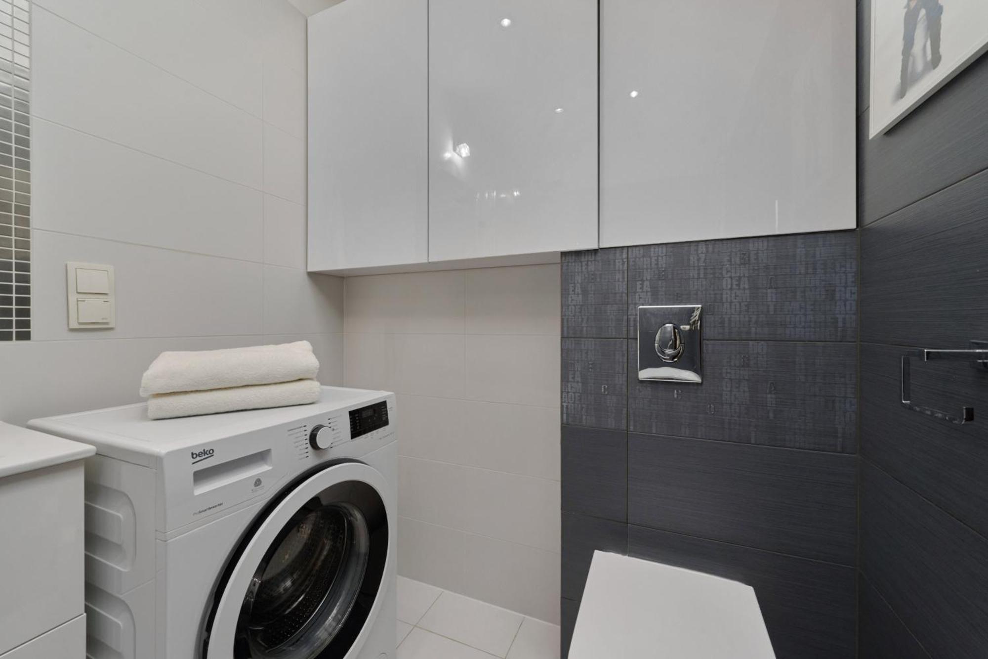 Lively In With Balcony And Desk By Renters *